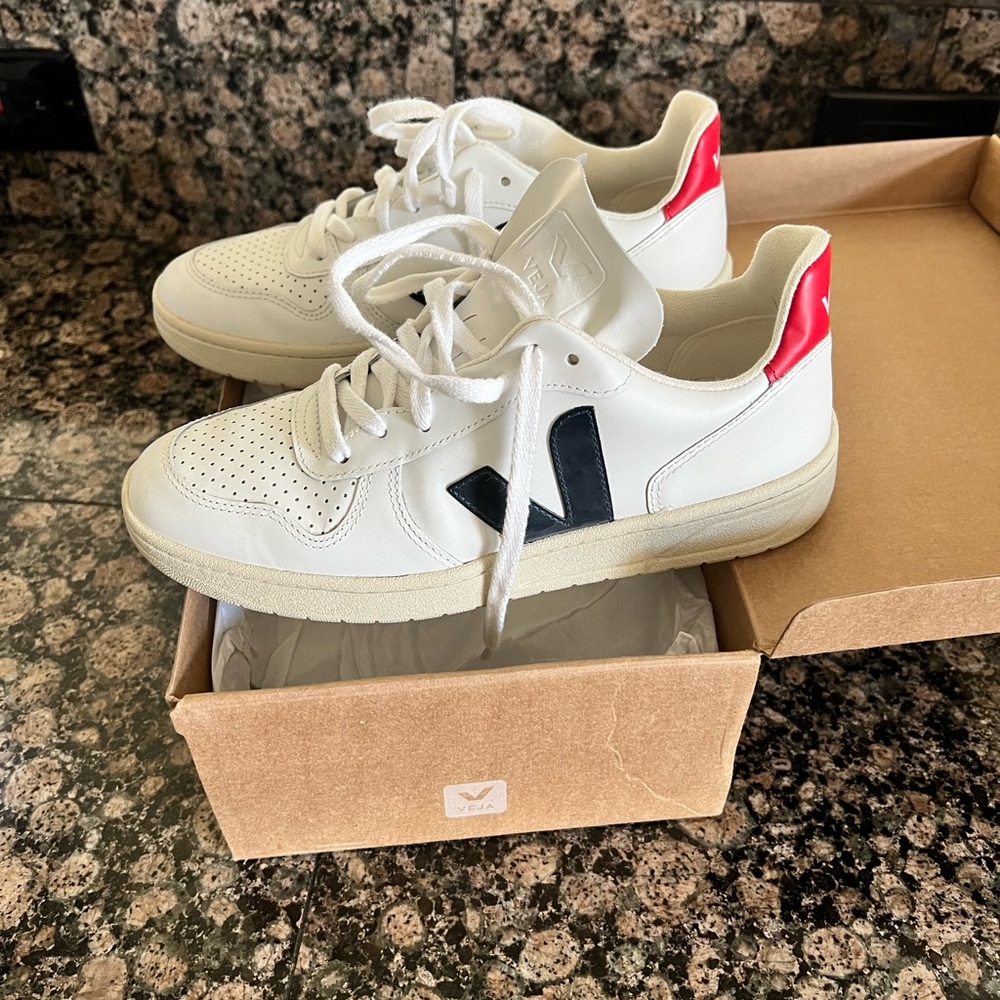 VEJA  V-10 sneaker US 8/ EUR 39